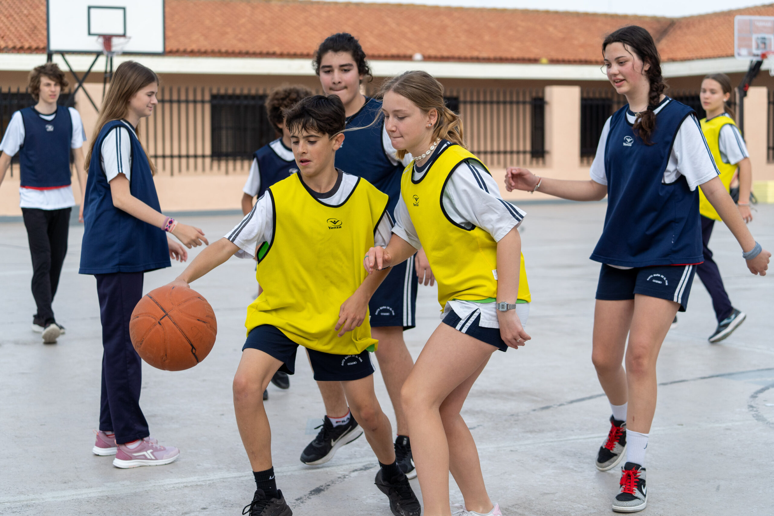 Actividad de baloncesto en centro educativo Santa María de El Puig