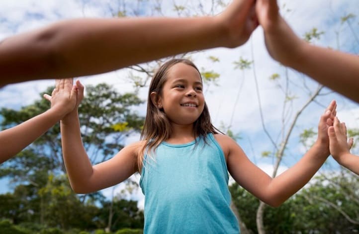 Beneficios del juego al aire libre en niños