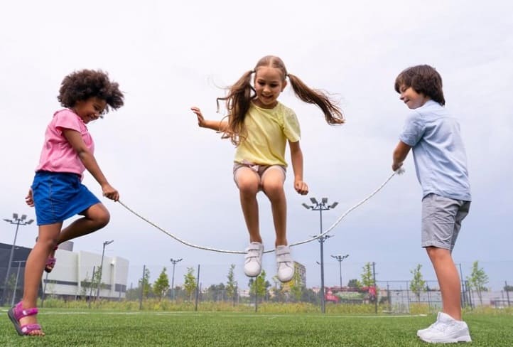 La importancia del juego al aire libre en los niños