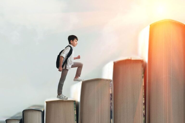 imagen de un niños subiendo escaleras como libros, reflejando el autoestima