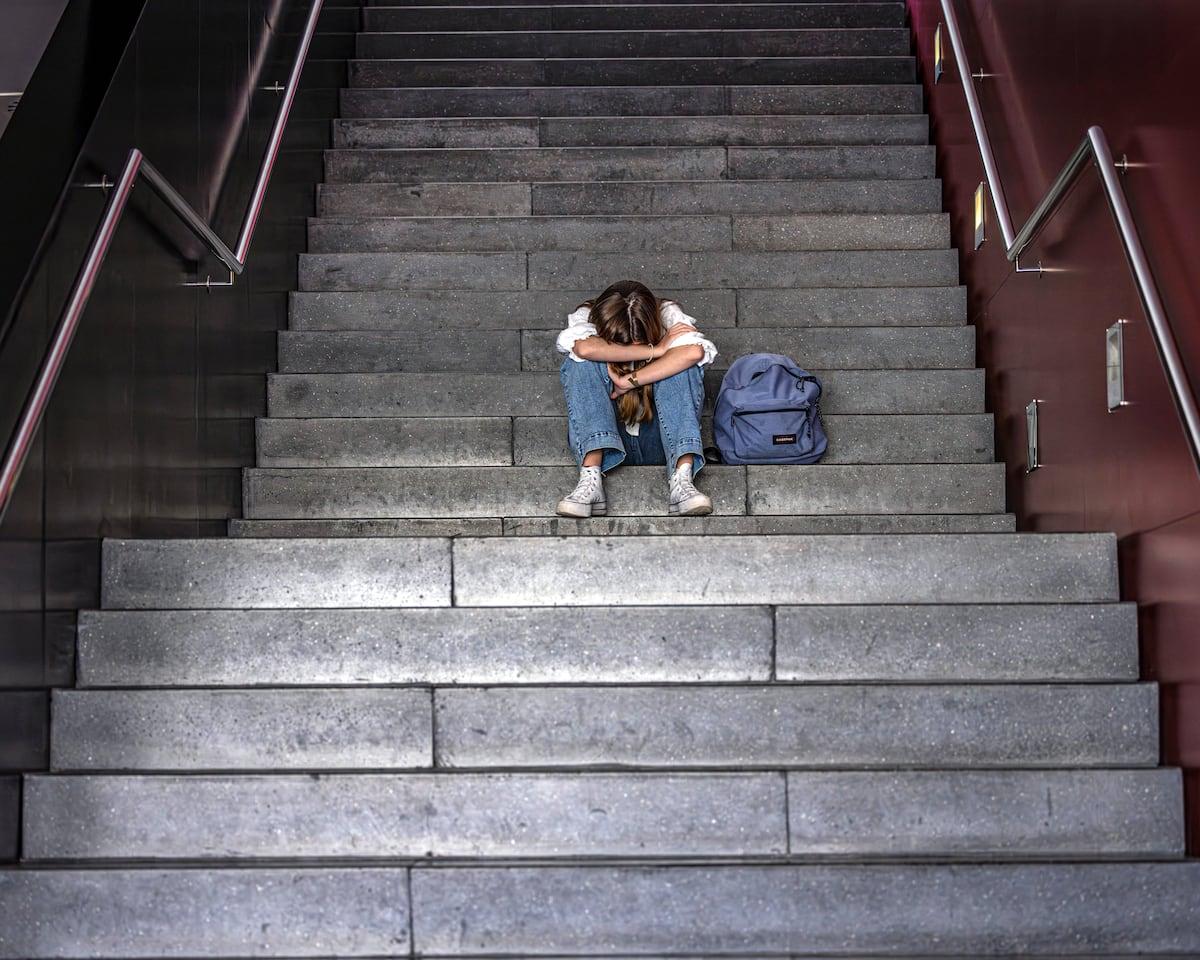 niño con sentado triste