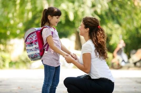 niña saliendo del colegio con su mamá