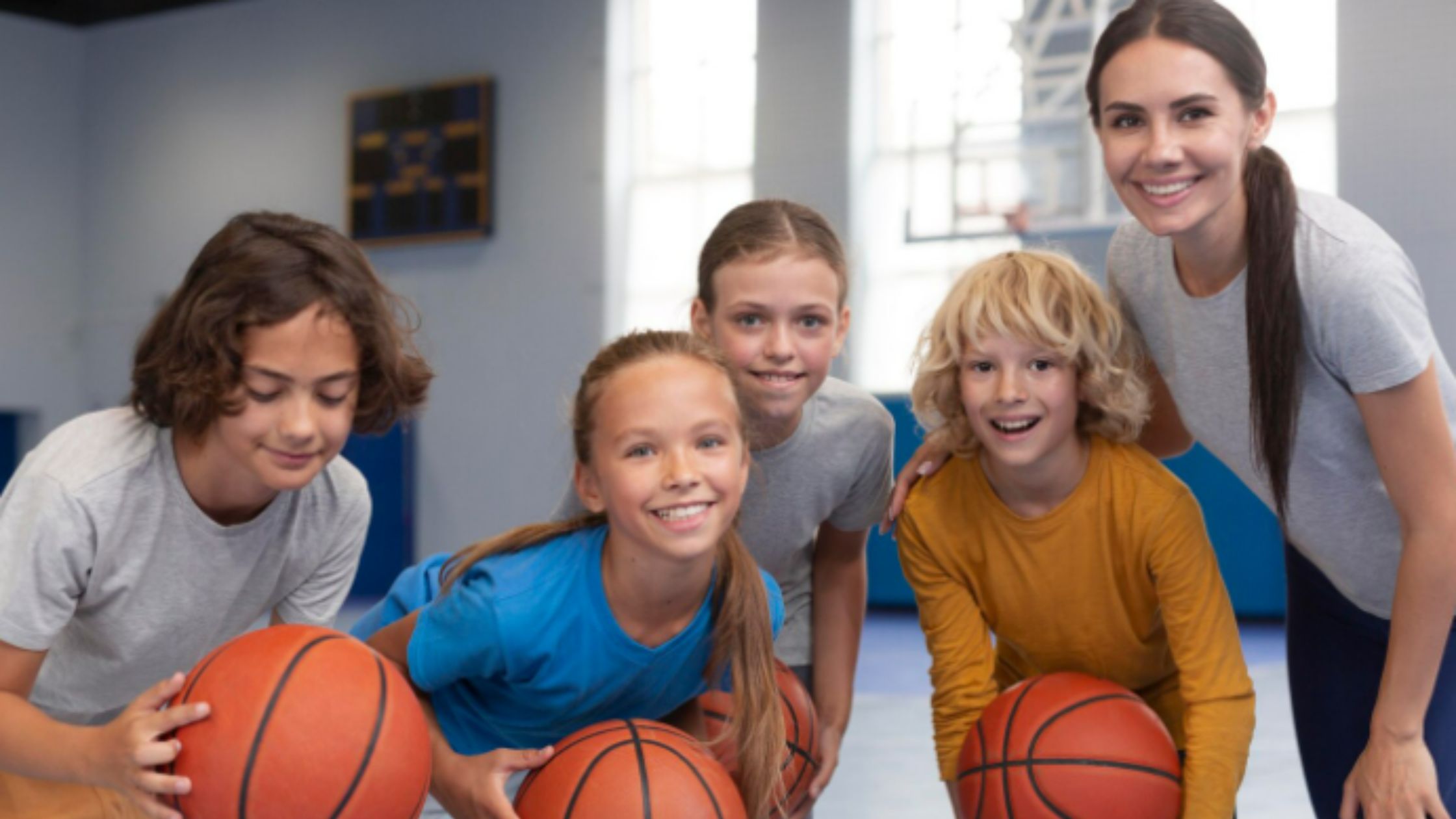 estudiantes jugando al basket