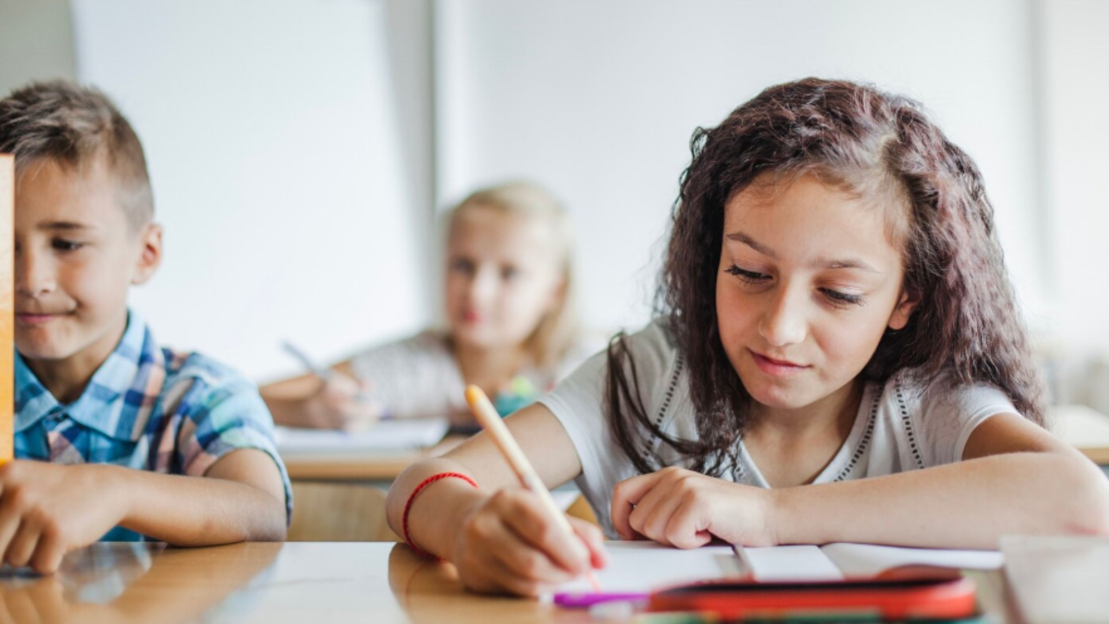 niños en clases de inglés