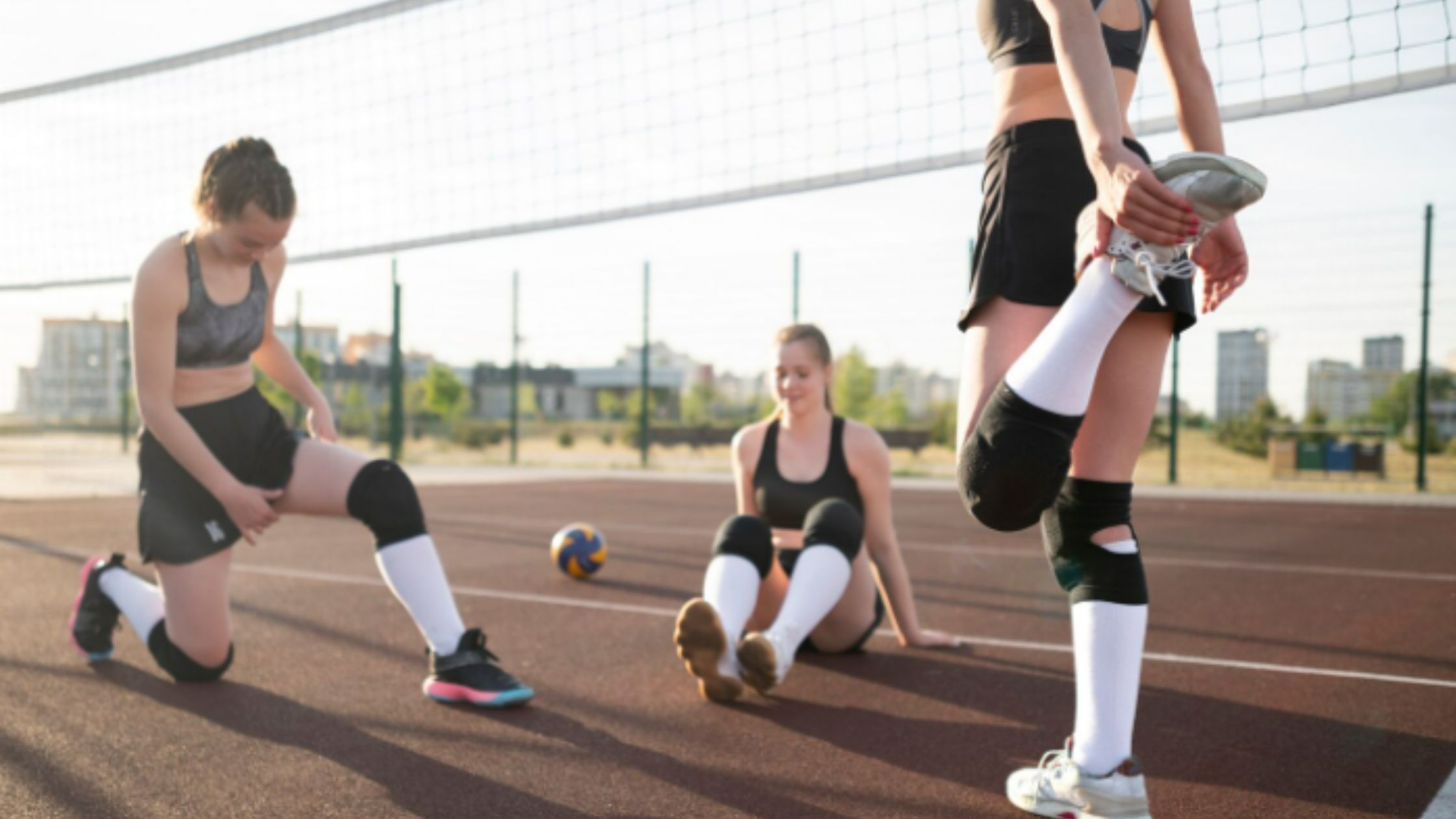 Niñas haciendo ejercicio en el colegio