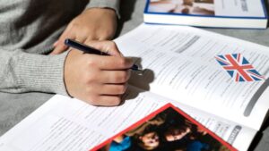 alumno estudiando para el exámen Cambridge