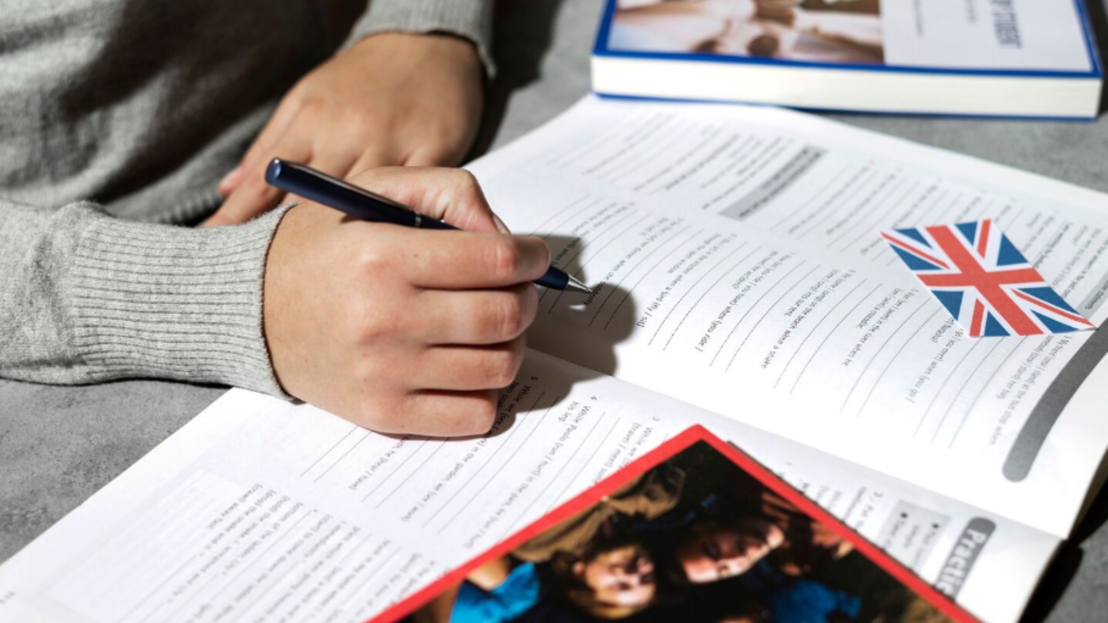 alumno estudiando para el exámen Cambridge