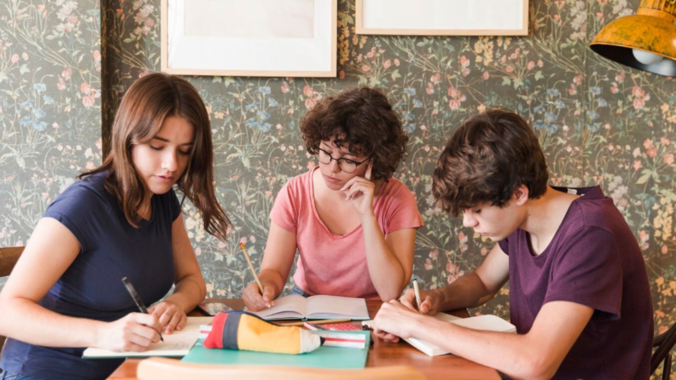adolescentes estudiando inglés