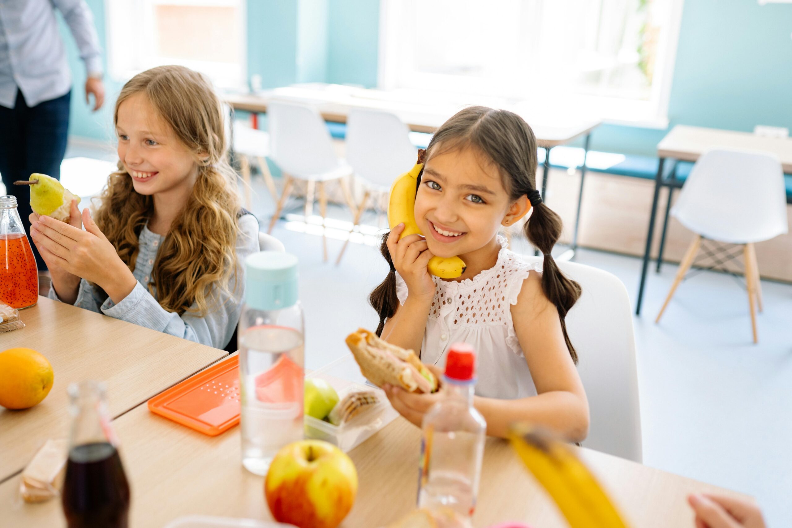 Niñas comiendo en el colegio