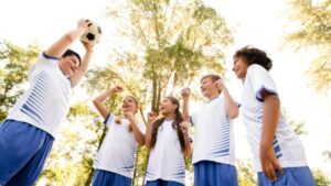 niños jugando con una pelota
