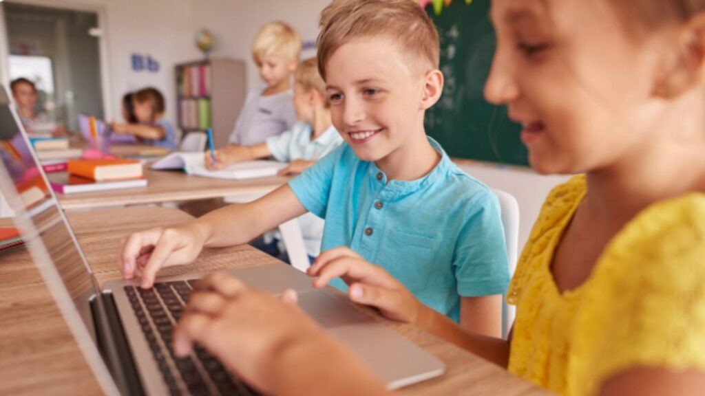 Niños usando una computadora