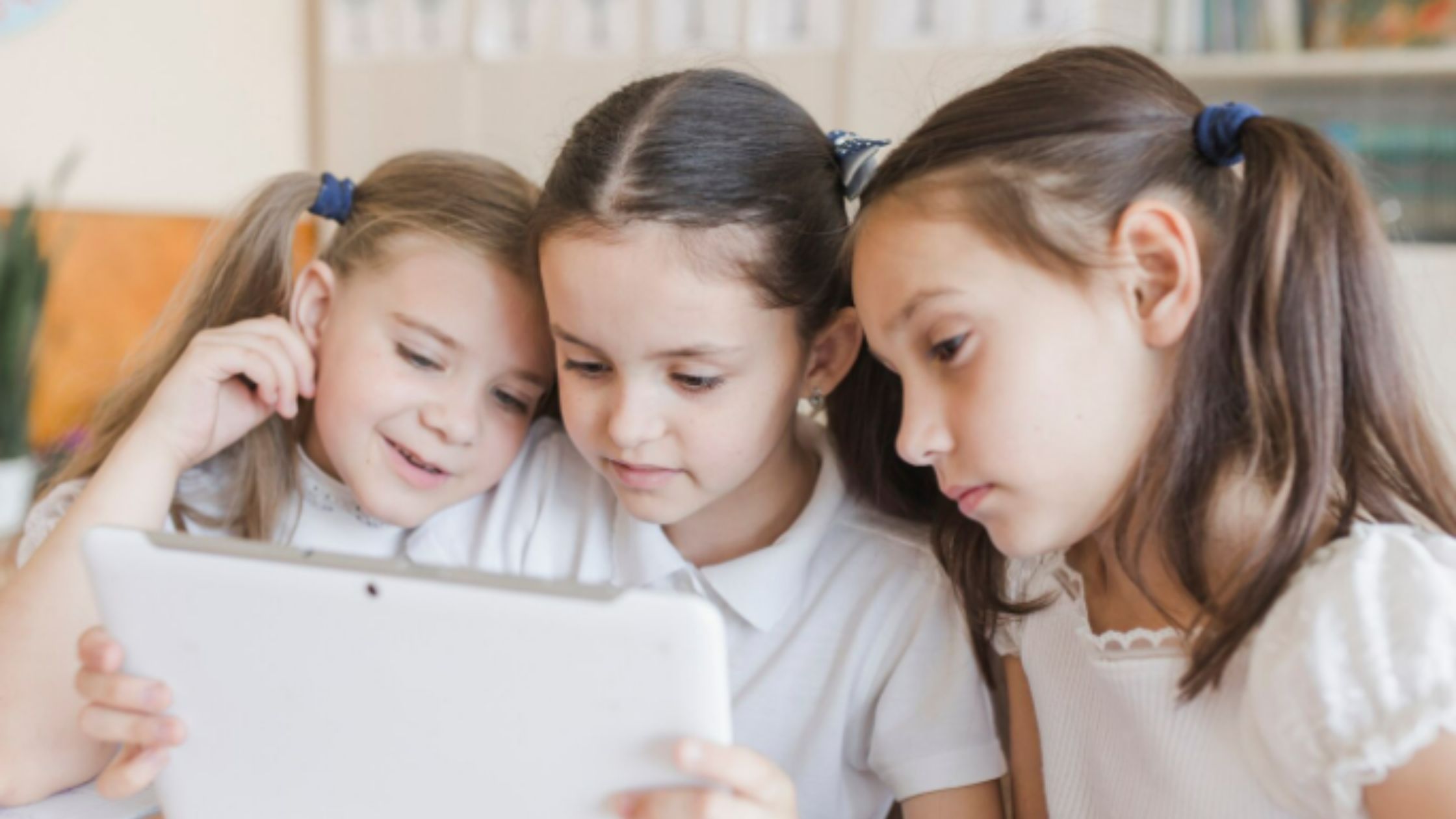 niñas usando pantallas