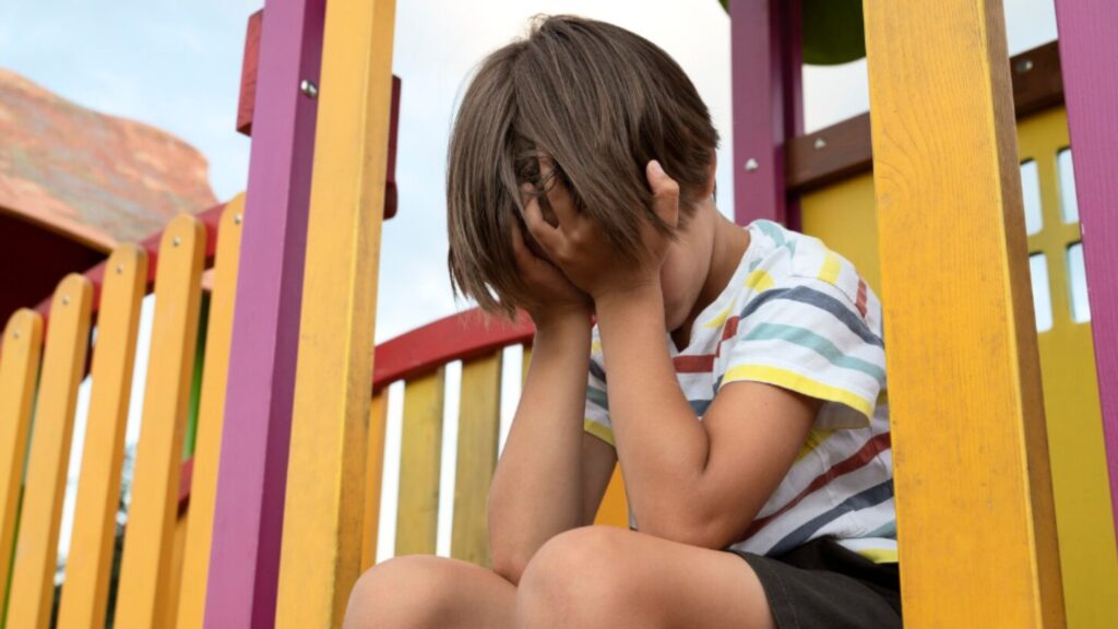Niño triste en su colegio
