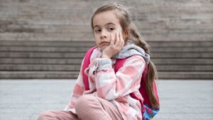 Niña sentada en el colegio