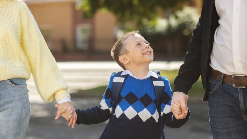Niño con sus padre yendo al colegio